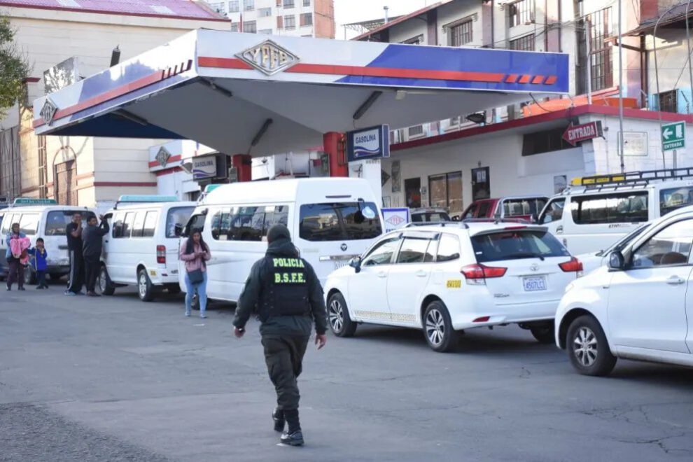 Filas por combustible en La Paz