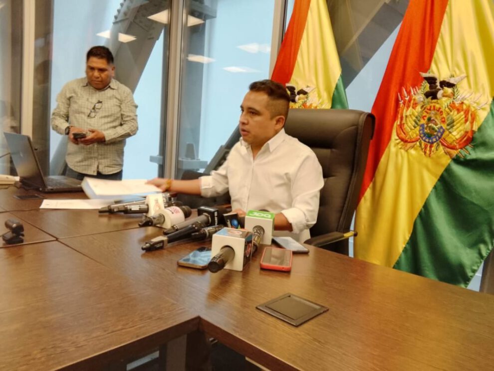 Cambio de nombres de escuelas en Bolivia por el diputado Alberto Astorga