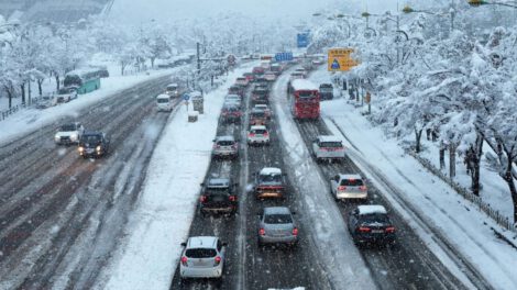Nevadas en Seúl provocan muertes y cancelación de vuelos