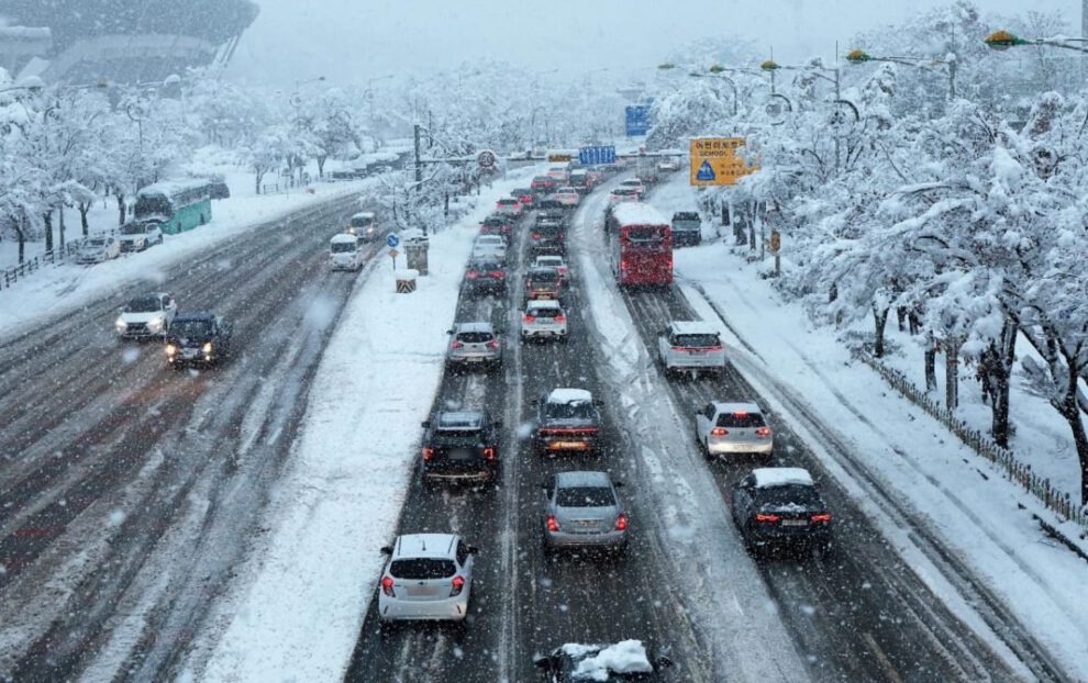 Nevadas en Seúl provocan muertes y cancelación de vuelos