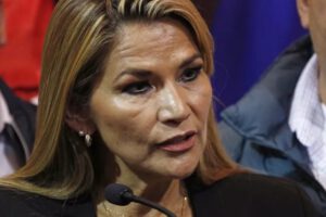 Jeanine Áñez critica competencia destructiva entre políticos desde prisión