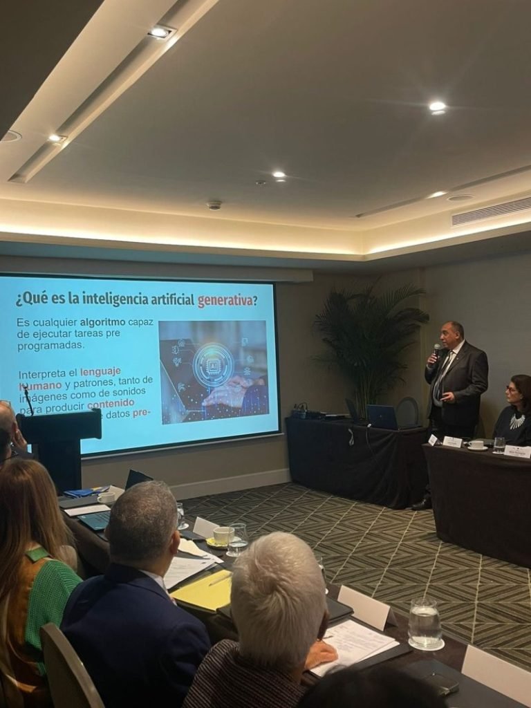 Inteligencia Artificial en periodismo en taller en Panamá
