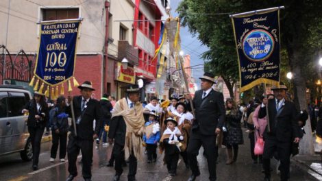 Celebración centenaria de La Central y Los Cocanis en Oruro