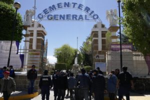 Cementerio General Oruro posterga exhumación de 80 restos por falta de logística