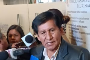 Senador Ajpi acusa al Gobierno de menospreciar a los productores nacionales