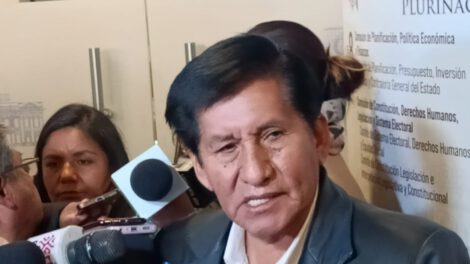Senador Ajpi acusa al Gobierno de menospreciar a los productores nacionales