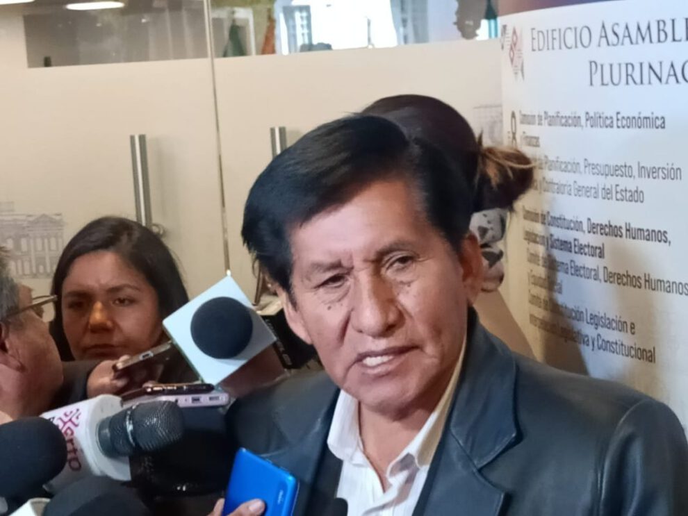 Senador Ajpi acusa al Gobierno de menospreciar a los productores nacionales