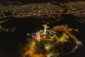 Cristo de la Concordia iluminado con motivos navideños