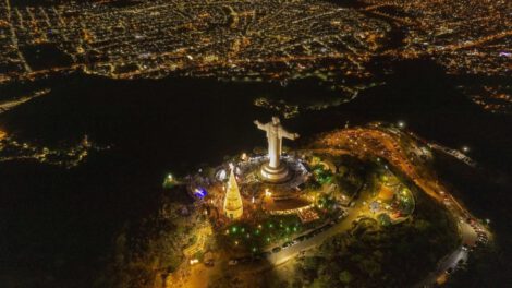 Cristo de la Concordia iluminado con motivos navideños