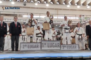 Katherine Beltrán en el podio ocupando el primer lugar de su categoría