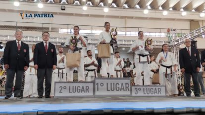 Katherine Beltrán en el podio ocupando el primer lugar de su categoría