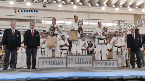 Katherine Beltrán en el podio ocupando el primer lugar de su categoría