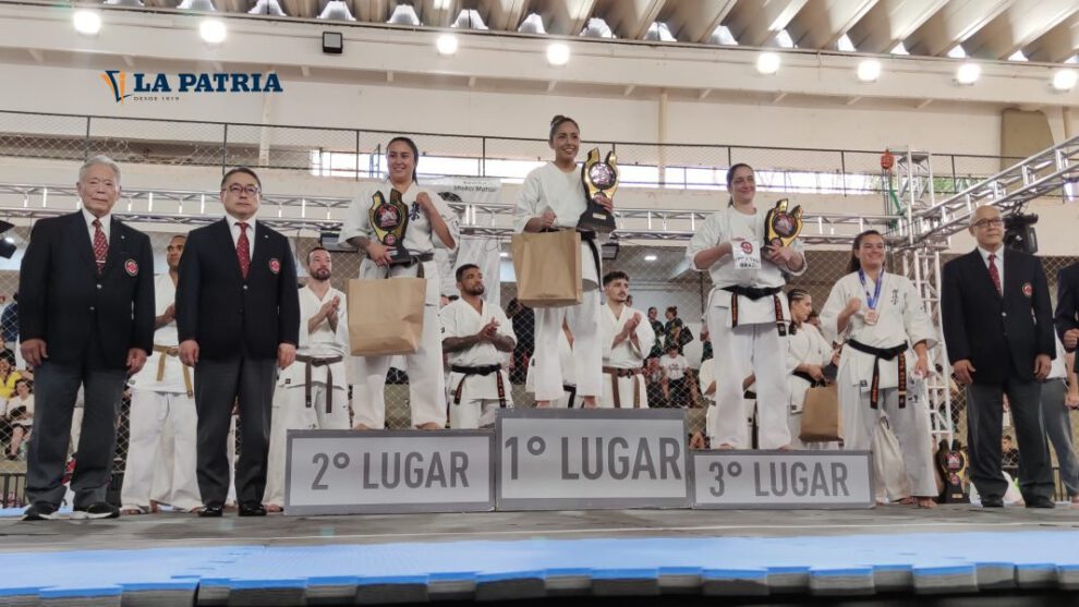 Katherine Beltrán en el podio ocupando el primer lugar de su categoría