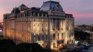 Gobierno de Milei prohíbe culto a la persona en edificios públicos