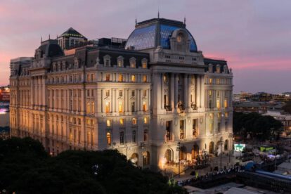 Gobierno de Milei prohíbe culto a la persona en edificios públicos