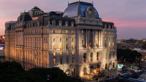 Gobierno de Milei prohíbe culto a la persona en edificios públicos