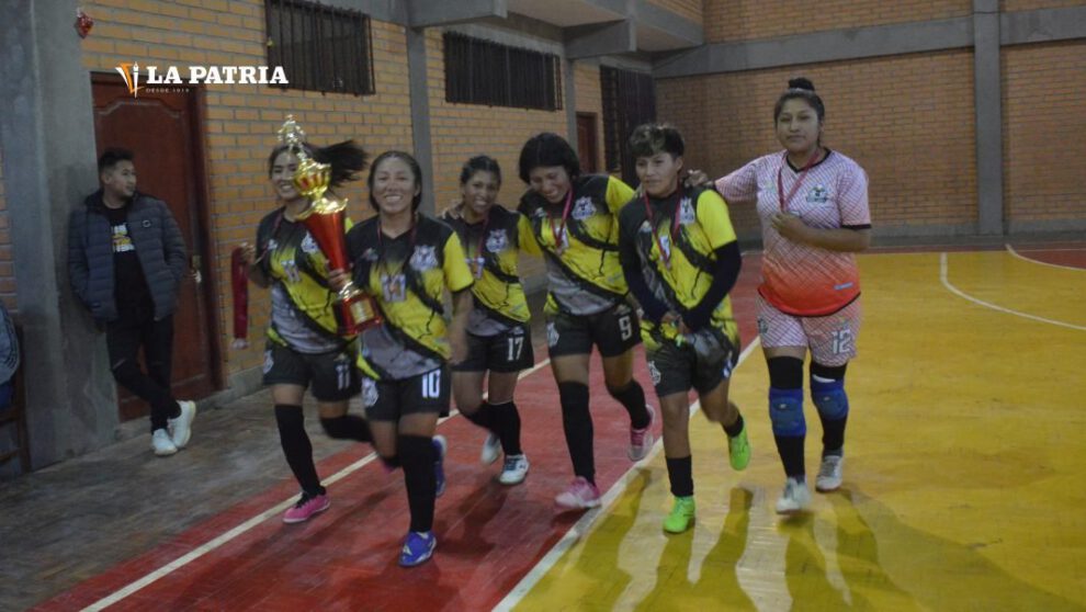 Deportivo Javi campeón futsal femenino 2024 celebrando la vuelta olímpica