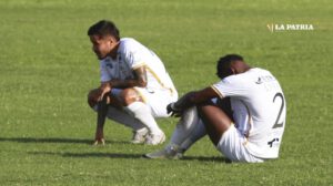 Jugadores de Real Santa Cruz lamentan su descenso