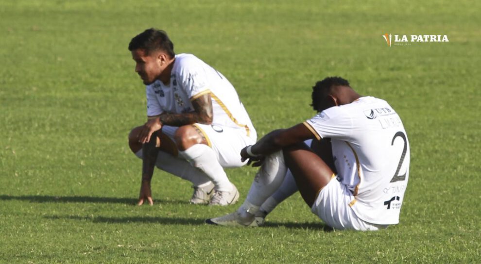 Jugadores de Real Santa Cruz lamentan su descenso