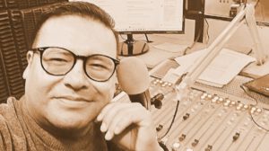 Juan Orellana en el estudio de radio