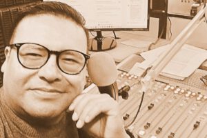 Juan Orellana en el estudio de radio