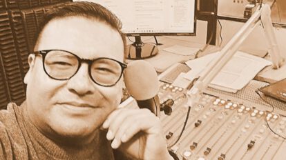 Juan Orellana en el estudio de radio