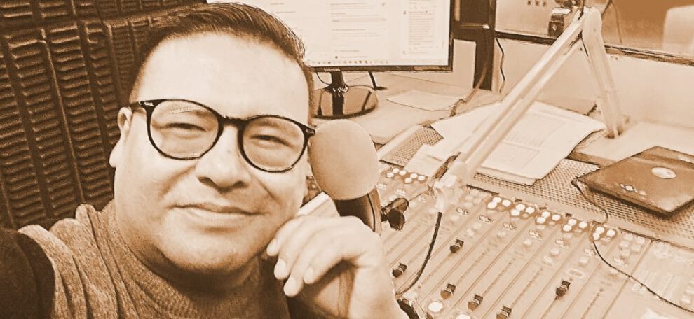 Juan Orellana en el estudio de radio