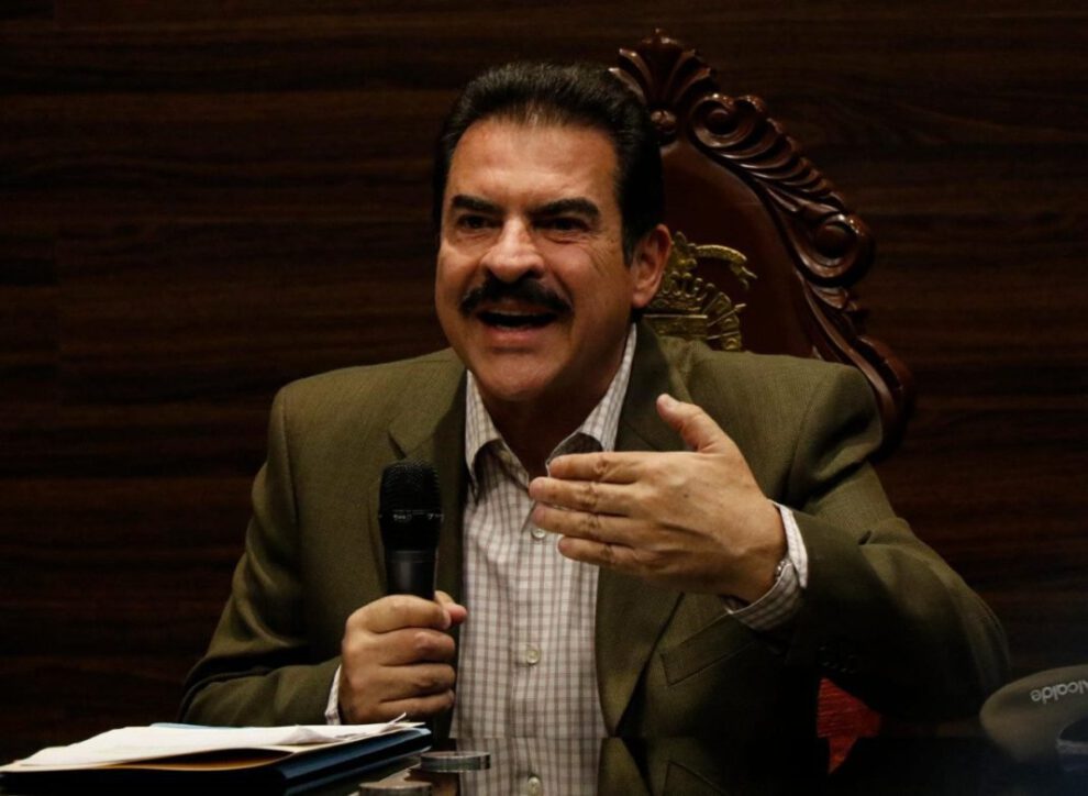 El alcalde Manfred Reyes Villa discute sobre elecciones judiciales