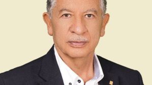 Carlos Esteban Sandy Antezana, figura destacada en la política y la docencia en Bolivia