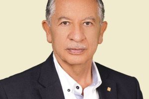 Carlos Esteban Sandy Antezana, figura destacada en la política y la docencia en Bolivia