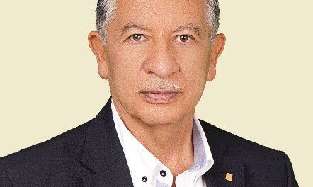 Carlos Esteban Sandy Antezana, figura destacada en la política y la docencia en Bolivia