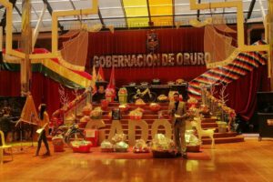 Teletón Navideña para recolectar juguetes para niños en Oruro