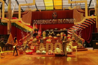 Teletón Navideña para recolectar juguetes para niños en Oruro