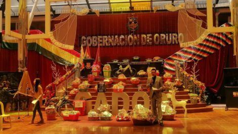 Teletón Navideña para recolectar juguetes para niños en Oruro