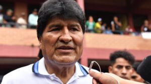 Evo Morales emitiendo su voto en las elecciones judiciales en Bolivia