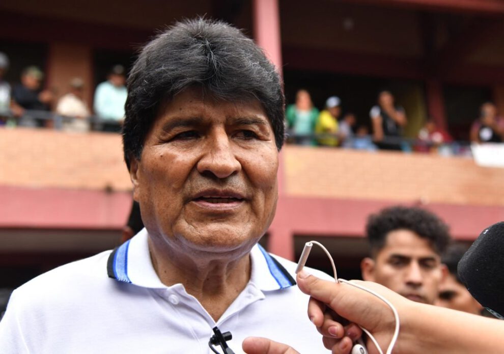 Evo Morales emitiendo su voto en las elecciones judiciales en Bolivia