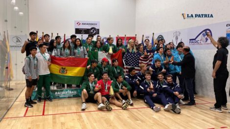 Equipo boliviano de ráquetbol en el mundial Junior