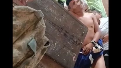 Policías sorprendidos desnudos en aula electoral