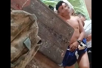 Policías sorprendidos desnudos en aula electoral