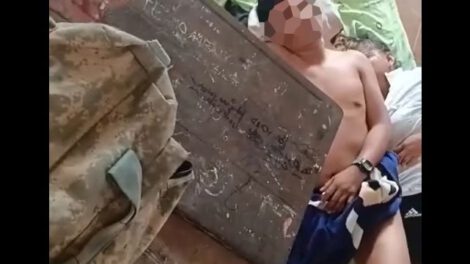 Policías sorprendidos desnudos en aula electoral