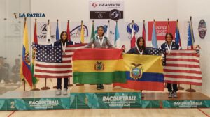Mildred Roberta Laime en el podio con la medalla de oro
