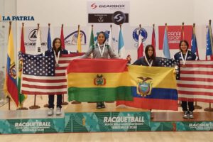 Mildred Roberta Laime en el podio con la medalla de oro