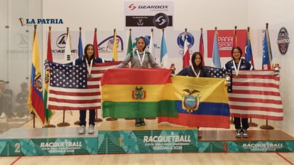 Mildred Roberta Laime en el podio con la medalla de oro