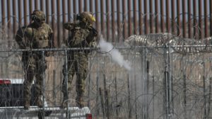 Migrantes en la frontera buscando asilo