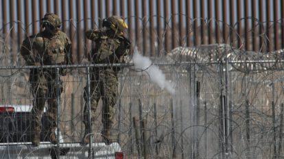 Migrantes en la frontera buscando asilo