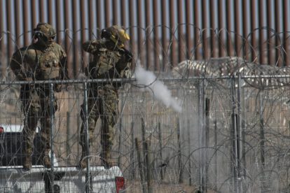 Migrantes en la frontera buscando asilo