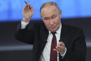 Putin cuestiona la legitimidad del gobierno ucraniano en su conferencia de prensa
