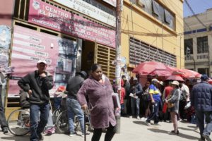 Personas con discapacidad esperando para cobrar el bono de discapacidad