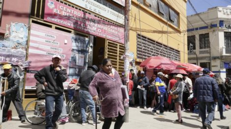 Personas con discapacidad esperando para cobrar el bono de discapacidad