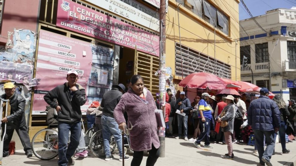 Personas con discapacidad esperando para cobrar el bono de discapacidad